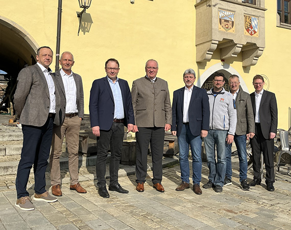 (v.l.) die beiden Geschäftsführer Martin Ritt und Dr. Klaus Amberger, Bürgermeister Martin Stoiber, Landrat Franz Löffler, die Bürgermeister Sandro Bauer, Paul Roßberger und Markus Ackermann sowie Notar Dr. Robert Maurer