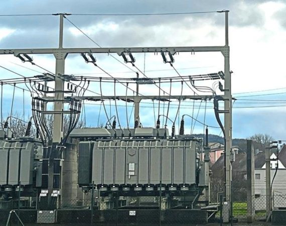 Umspannwerk und 110-KV-Leitungen